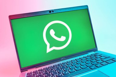 Prag, Çek Cumhuriyeti - 08 01 2025: WhatsApp logosunu gösteren dizüstü bilgisayarın yakın görüntüsü. WhatsApp mesaj, çağrı ve medya göndermek için bir uygulamadır.