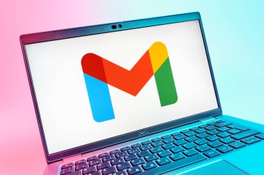 Prag, Çek Cumhuriyeti - 08 01 2025: Google Gmail logosunu gösteren dizüstü bilgisayarın yakın görüntüsü. Google Gmail, mesaj göndermek ve almak için kullanılan bir e-posta servisidir..
