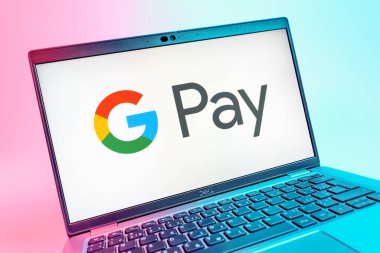 Prag, Çek Cumhuriyeti - 08 01 2025: Google Pay logosunu gösteren dizüstü bilgisayarın yakın görüntüsü. Google Pay kolay ve güvenli dijital ödemeler için bir platformdur.