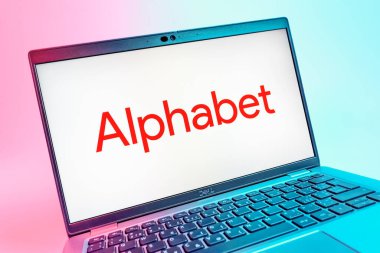 Prag, Çek Cumhuriyeti - 08 01 2025: Alfabe logosunu gösteren dizüstü bilgisayarın yakın görüntüsü. Alfabe, Google ve diğer teknolojik girişimlerin ana şirketidir..