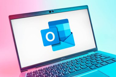 Prag, Çek Cumhuriyeti - 08 01 2025: Outlook logosunu gösteren dizüstü bilgisayarın yakın görüntüsü. Outlook iletileri göndermek ve yönetmek için bir e- posta platformudur.