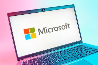 Prag, Çek Cumhuriyeti - 08 01 2025: Microsoft logosunu gösteren dizüstü bilgisayarın yakın görüntüsü. Microsoft yazılım, donanım ve hizmet sunan bir teknoloji şirketidir..