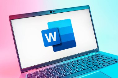 Prag, Çek Cumhuriyeti - 08 01 2025: Word logosunu gösteren dizüstü bilgisayarın yakın görüntüsü. Word belge yaratmak ve düzenlemek için bir yazılımdır..