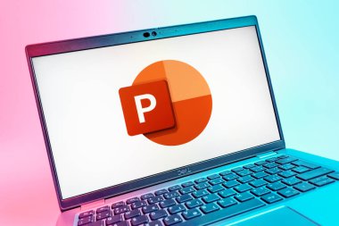 Prag, Çek Cumhuriyeti - 08 01 2025: Powerpoint logosunu gösteren dizüstü bilgisayarın yakın görüntüsü. Powerpoint sunumlar ve slayt gösterileri oluşturmak için bir yazılımdır..