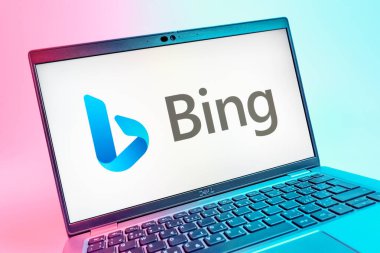 Prag, Çek Cumhuriyeti - 08 01 2025: Bing logosunu gösteren dizüstü bilgisayarın yakın görüntüsü. Bing çevrimiçi bilgi bulmak için bir arama motorudur.