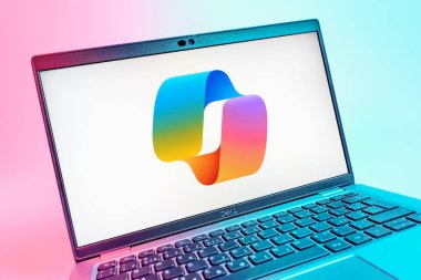 Prag, Çek Cumhuriyeti - 08 01 2025: Copilot logosunu gösteren dizüstü bilgisayarın yakın görüntüsü. Copilot, üretkenlik yardımı için yazılıma entegre edilmiş bir yapay zeka asistanıdır..