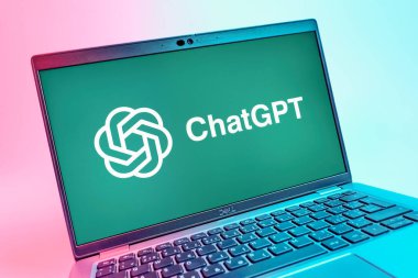 Prag, Çek Cumhuriyeti - 08 01 2025: ChatGPT logosunu gösteren dizüstü bilgisayarın yakın görüntüsü. ChatGPT metin üretmek ve soruları cevaplamak için bir yapay zeka sohbet robotudur..