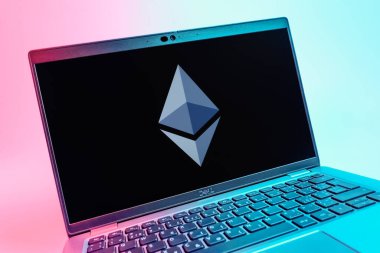 Prag, Çek Cumhuriyeti - 08 01 2025: Ethereum logosunu gösteren dizüstü bilgisayarın yakın görüntüsü. Ethereum merkezi olmayan uygulamalar ve kripto için bir engelleme platformudur..