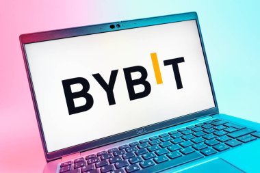 Prag, Çek Cumhuriyeti - 08 01 2025: Bybit logosunu gösteren dizüstü bilgisayarın yakın görüntüsü. Bybit şifreli para ve türev ticareti için bir platformdur.