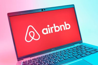 Prag, Çek Cumhuriyeti - 08 01 2025: Airbnb logosunu gösteren dizüstü bilgisayarın yakın görüntüsü. Airbnb dünya çapında kısa vadeli konaklama için bir platformdur..
