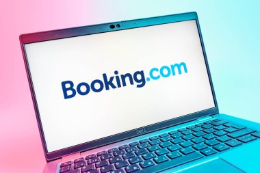 Prag, Çek Cumhuriyeti - 08 01 2025: Booking.com logosunu gösteren dizüstü bilgisayarın yakın görüntüsü. Rezervasyon, otel bulmak ve rezervasyon yaptırmak için bir platformdur..