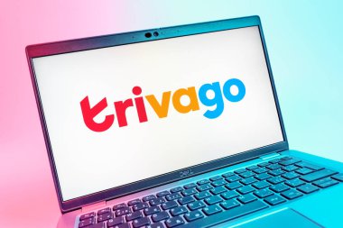 Prag, Çek Cumhuriyeti - 08 01 2025: Trivago logosunu gösteren dizüstü bilgisayarın yakın görüntüsü. Trivago otel fiyatlarını ve anlaşmaları karşılaştırmak için bir platform..