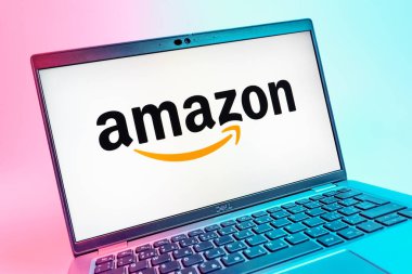 Prag, Çek Cumhuriyeti - 08 01 2025: Amazon logosunu gösteren dizüstü bilgisayarın yakın görüntüsü. Amazon, alışveriş ürünleri ve hizmetleri için çevrimiçi bir platformdur..