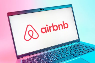 Prag, Çek Cumhuriyeti - 08 01 2025: Airbnb logosunu gösteren dizüstü bilgisayarın yakın görüntüsü. Airbnb dünya çapında kısa vadeli konaklama için bir platformdur..