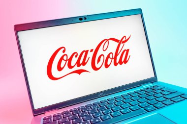 Prag, Çek Cumhuriyeti - 08 01 2025: Coca-Cola logosunu gösteren dizüstü bilgisayarın yakın görüntüsü. Coca-Cola meşrubatlarıyla tanınan bir içecek şirketidir..
