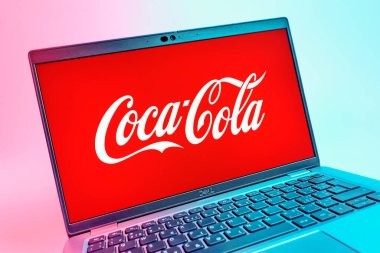 Prag, Çek Cumhuriyeti - 08 01 2025: Coca-Cola logosunu gösteren dizüstü bilgisayarın yakın görüntüsü. Coca-Cola meşrubatlarıyla tanınan bir içecek şirketidir..