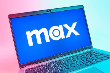 Prag, Çek Cumhuriyeti - 08 01 2025: Max logosunu gösteren dizüstü bilgisayarın yakın görüntüsü. Max, filmler, TV programları ve özgün içerikler için bir yayın platformudur..