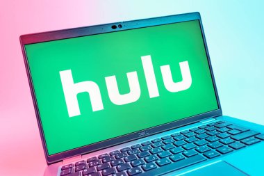 Prag, Çek Cumhuriyeti - 08 01 2025: Hulu logosunu gösteren dizüstü bilgisayarın yakın görüntüsü. Hulu TV şovları, filmler ve canlı TV için bir yayın platformu..