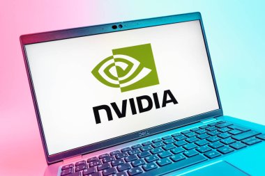 Prag, Çek Cumhuriyeti - 08 01 2025: NVIDIA logosunu gösteren dizüstü bilgisayarın yakın görüntüsü. NVIDIA, GPU ve yapay zeka donanımı alanında uzmanlaşmış bir teknoloji şirketidir..