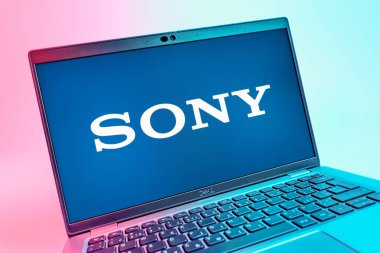 Prag, Çek Cumhuriyeti - 08 01 2025: Sony logosunu gösteren dizüstü bilgisayarın yakın görüntüsü. Sony elektronik, oyun ve eğlence üreten bir teknoloji şirketidir..