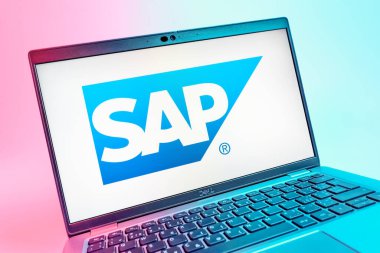 Prag, Çek Cumhuriyeti - 08 01 2025: SAP logosunu gösteren dizüstü bilgisayarın yakın görüntüsü. SAP, şirket uygulamaları ve çözümleri sağlayan bir yazılım şirketidir..