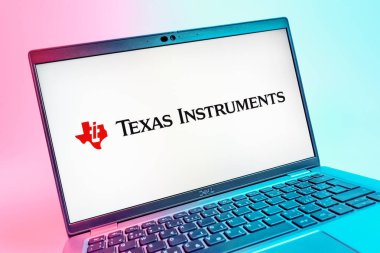 Prag, Çek Cumhuriyeti - 08 01 2025: Texas Instruments logosunu gösteren dizüstü bilgisayarın yakın görüntüsü. Texas Instruments yarı iletken ve elektronik üreten bir şirket..