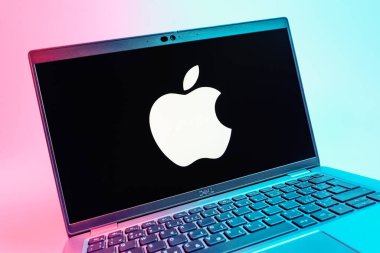 Prag, Çek Cumhuriyeti - 08 01 2025: Apple logosunu gösteren dizüstü bilgisayarın yakın görüntüsü. Apple iPhone, bilgisayar ve hizmet üreten bir teknoloji şirketidir..