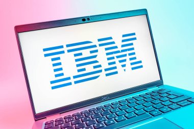 Prag, Çek Cumhuriyeti - 08 01 2025: IBM logosunu gösteren dizüstü bilgisayarın yakın görüntüsü. IBM yazılım, donanım ve danışmanlık sunan bir teknoloji şirketidir..