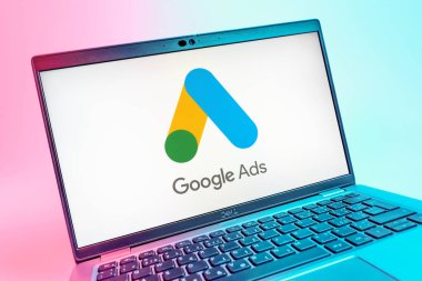 Prag, Çek Cumhuriyeti - 08 01 2025: Google Ads logosunu gösteren dizüstü bilgisayarın yakın görüntüsü. Google Reklamları, çevrimiçi reklamlar yaratmak ve yönetmek için bir platformdur.