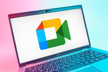 Prag, Çek Cumhuriyeti - 08 01 2025: Google Meet logosunu gösteren dizüstü bilgisayarın yakın görüntüsü. Google Meet video toplantıları ve çevrimiçi işbirliği için bir platformdur.