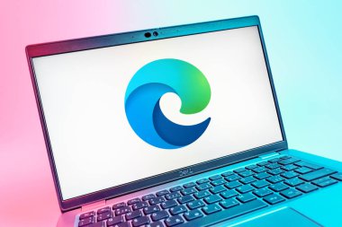 Prag, Çek Cumhuriyeti - 08 01 2025: Sınır logosunu gösteren dizüstü bilgisayarın yakın görüntüsü. Edge, Microsoft tarafından Windows aygıtları için geliştirilen bir web tarayıcısıdır..