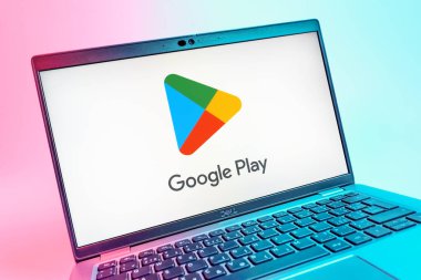 Prag, Çek Cumhuriyeti - 08 01 2025: Google Play logosunu gösteren dizüstü bilgisayarın yakın görüntüsü. Google Play uygulamaları, oyunları ve dijital içeriği indirmek için bir platformdur.