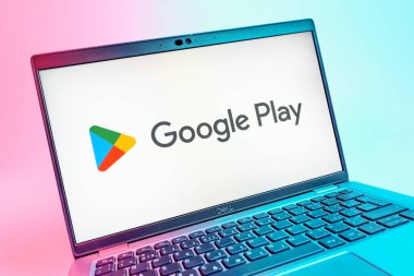 Prag, Çek Cumhuriyeti - 08 01 2025: Google Play logosunu gösteren dizüstü bilgisayarın yakın görüntüsü. Google Play uygulamaları, oyunları ve dijital içeriği indirmek için bir platformdur.
