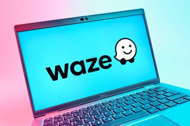 Prag, Çek Cumhuriyeti - 08 01 2025: Waze logosunu gösteren dizüstü bilgisayarın yakın görüntüsü. Waze, gerçek zamanlı trafik ve rota planlaması için bir navigasyon uygulamasıdır..