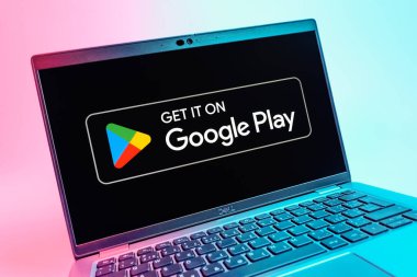 Prag, Çek Cumhuriyeti - 08 01 2025: Google Play logosunu gösteren dizüstü bilgisayarın yakın görüntüsü. Google Play uygulamaları, oyunları ve dijital içeriği indirmek için bir platformdur.