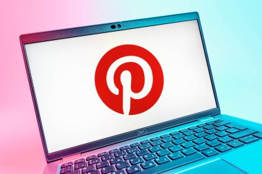 Prag, Çek Cumhuriyeti - 08 01 2025: Pinterest logosunu gösteren dizüstü bilgisayarın yakın görüntüsü. Pinterest fikirleri görsel olarak keşfetmek ve kaydetmek için bir platformdur..