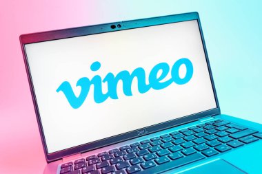 Prag, Çek Cumhuriyeti - 08 01 2025: Vimeo logosunu gösteren dizüstü bilgisayarın yakın görüntüsü. Vimeo, yüksek kaliteli video sunucu ve paylaşımı için bir platformdur.