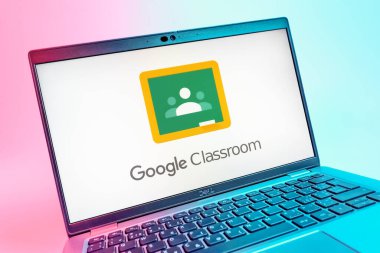 Prag, Çek Cumhuriyeti - 08 01 2025: Google Sınıfı logosunu gösteren dizüstü bilgisayarın yakın görüntüsü. Google Sınıfı, sınıfları ve eğitim içeriğini yönetmek için bir platformdur.
