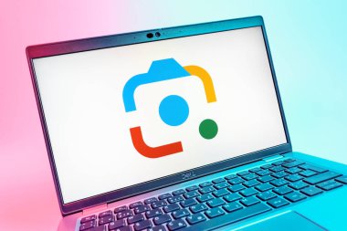 Prag, Çek Cumhuriyeti - 08 01 2025: Google Lens logosunu gösteren dizüstü bilgisayarın yakın görüntüsü. Google Lens, resimlerdeki görsel arama ve bilgi için kullanılan bir araçtır..