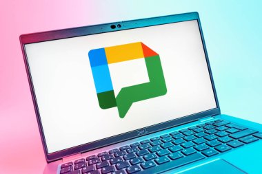 Prag, Çek Cumhuriyeti - 08 01 2025: Google Chat logosunu gösteren dizüstü bilgisayarın yakın görüntüsü. Google Chat mesajlaşma ve takım işbirliği için bir platformdur.