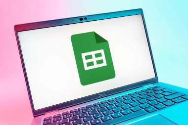 Prag, Çek Cumhuriyeti - 08 01 2025: Google Sheets logosunu gösteren dizüstü bilgisayarın yakın görüntüsü. Google Sayfalar tablo oluşturmak ve yönetmek için bir platformdur.