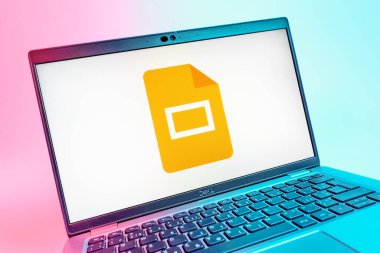 Prag, Çek Cumhuriyeti - 08 01 2025: Google Slides logosunu gösteren dizüstü bilgisayarın yakın görüntüsü. Google Slides sunumlar ve slayt gösterileri oluşturmak için bir platformdur.