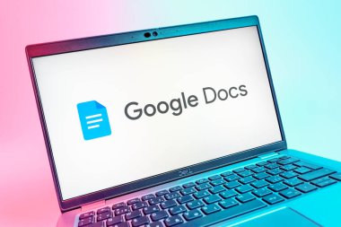 Prag, Çek Cumhuriyeti - 08 01 2025: Google Docs logosunu gösteren dizüstü bilgisayarın yakın görüntüsü. Google Docs metin belgeleri oluşturmak ve düzenlemek için bir platformdur.