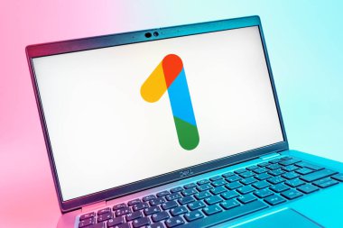 Prag, Çek Cumhuriyeti - 08 01 2025: Google One logosunu gösteren dizüstü bilgisayarın yakın görüntüsü. Google 1 bulut depolama ve abonelik hizmetleri için bir platformdur.