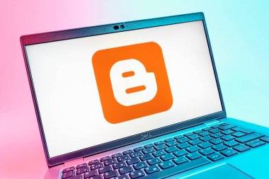 Prag, Çek Cumhuriyeti - 08 01 2025: Blogger logosunu gösteren dizüstü bilgisayarın yakın görüntüsü. Blogger blog oluşturma ve yayınlama için bir platformdur.