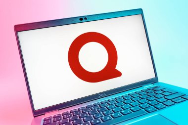 Prag, Çek Cumhuriyeti - 08 01 2025: Quora logosunu gösteren dizüstü bilgisayarın yakın görüntüsü. Quora soru sormak ve bilgi paylaşmak için bir platformdur..