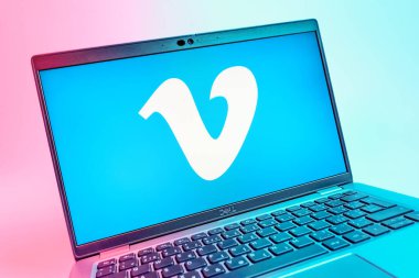 Prag, Çek Cumhuriyeti - 08 01 2025: Vimeo logosunu gösteren dizüstü bilgisayarın yakın görüntüsü. Vimeo, yüksek kaliteli video sunucu ve paylaşımı için bir platformdur.