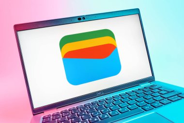 Prag, Çek Cumhuriyeti - 08 01 2025: Google Cüzdan logosunu gösteren dizüstü bilgisayarın yakın görüntüsü. Google Cüzdanı dijital ödeme yöntemlerini depolamak ve kullanmak için bir platformdur.