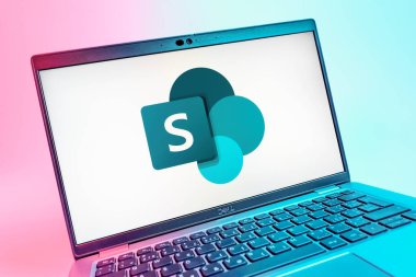 Prag, Çek Cumhuriyeti - 08 01 2025: Microsoft Sharepoint logosunu gösteren dizüstü bilgisayarın yakın görüntüsü. Microsoft Sharepoint işbirliği ve belge yönetimi için bir platformdur.
