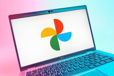 Prag, Çek Cumhuriyeti - 08 01 2025: Google Photos logosunu gösteren dizüstü bilgisayarın yakın görüntüsü. Google Fotoğrafları fotoğraf ve videoları saklamak ve düzenlemek için bir platformdur.